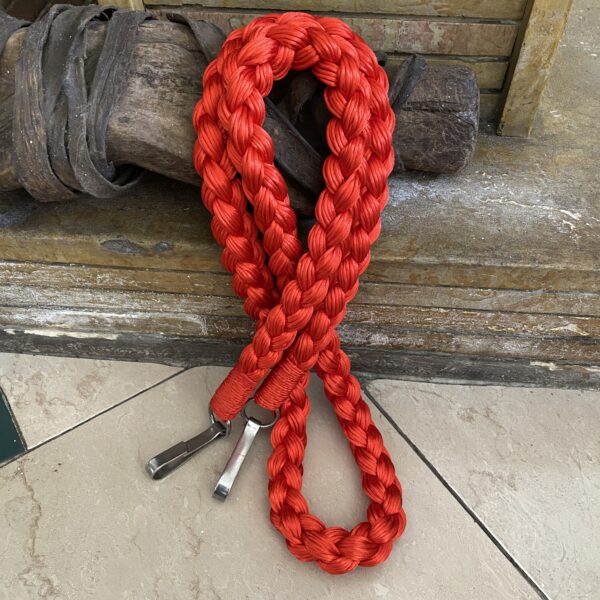 Riendas en Hilo de Seda: Elegancia y Suavidad