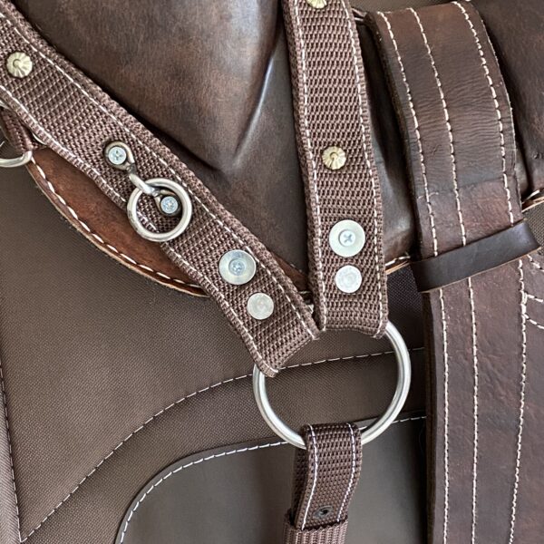 IMG_8470 Silla Cabezona Marrón en Fibra para Caballo 17" | Alta Resistencia para Vaquería – Envío Gratis
