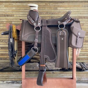 IMG_8473 Silla Cabezona Marrón en Fibra para Caballo 17" | Alta Resistencia para Vaquería – Envío Gratis