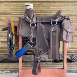 IMG_8473 Silla Cabezona Marrón en Fibra para Caballo 17" | Alta Resistencia para Vaquería – Envío Gratis
